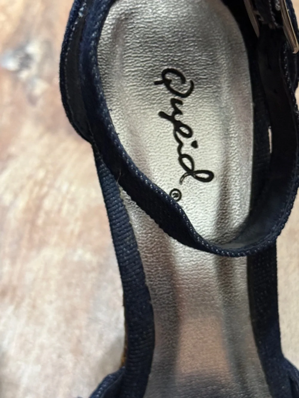 Qupid Navy Ruffle Ankle-Strap Wedge Sandals size 6